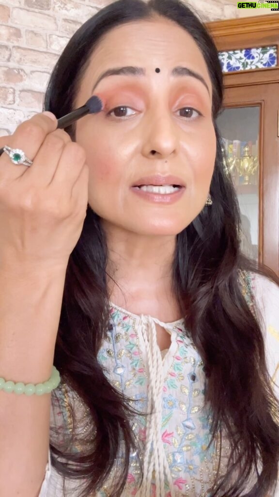 Lataa Saberwal Instagram - If you are applying *EYESHADOW* for the FIRS time in your life , then watch this ! Beginners Eyeshadow ❤️❤️ EYESHADOW PALETTE @lakmeindia #lataasaberwal #authenticallylataa #beginnerseyeshadow #beginnerseyemakeup #beginnerseyemakeuptutorial #beginner #beginnersmakeup #eyeshadow #eyeshadows #eyeshadowpalettes #easymakeup #easyeyemakeup #easmakeuplooks #easymakeuptips #easymakeuproutine #quickeyeshadow #quickeyemakeup #quickeyemakeup