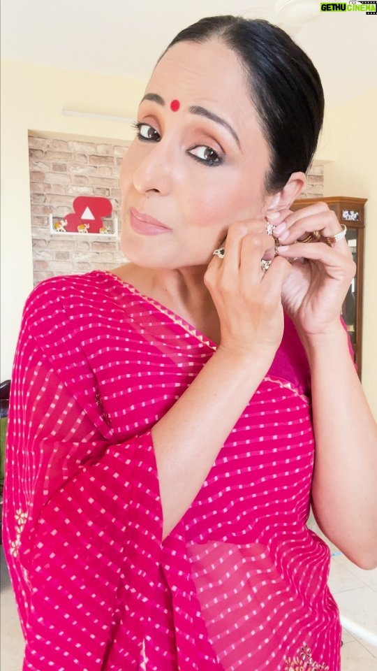 Lataa Saberwal Instagram - I love this role, but let’s talk a little about what goes behind a so-called perfect shoot date. So much preparation, shoot ka khana, dhoop, paseena & whatnot. Among all of this, one important thing that affects my mood directly because it’s so visible on my face is intimate area issue. The solution I found? VWash @vwashindia - a lactic acid-based intimate wash that’s worked wonders for me. Well, it’s the science of balancing the ideal pH. Include this one product and feel the difference yourself #VWash #ExpertIntimateHygiene #IntimateWash #VaginalItching #VaginalDiscomfort #IntimateCare #HealthAndWellness #ad #lataasaberwal #authenticallylataa #personalitydevelopment #personality #image #imageconsultant #imagemanagement #imageoftheday #personaltrainer #inspiration #instagood #instagram #personaldevelopment