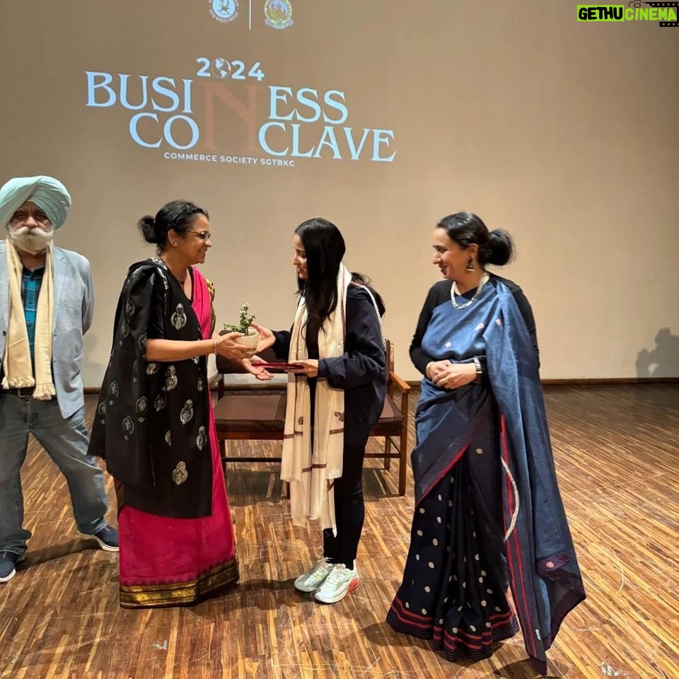Lataa Saberwal Instagram - After a lot of flight delays I finally reached Khalsa College Delhi @comsoc_khalsa to SPEAK at the BUSINESS CONCLAVE. Did not get time even to change my outfit so I wore my CONFIDENCE, AUTHENTICITY & HONESTY ❤️ #gratitude #inspiration #khalsacollege #khalsacollegedelhi #lataasaberwal #authenticallylataa #instagram #motivation #motivation #inspirational #businessconclave #businessconclave2024 #business #lataasmotivation #lataasaberwalseth Khalsa College, Delhi University
