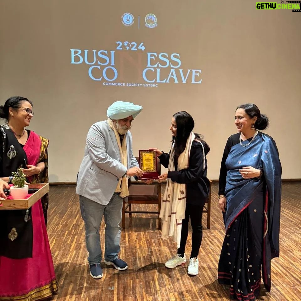 Lataa Saberwal Instagram - After a lot of flight delays I finally reached Khalsa College Delhi @comsoc_khalsa to SPEAK at the BUSINESS CONCLAVE. Did not get time even to change my outfit so I wore my CONFIDENCE, AUTHENTICITY & HONESTY ❤️ #gratitude #inspiration #khalsacollege #khalsacollegedelhi #lataasaberwal #authenticallylataa #instagram #motivation #motivation #inspirational #businessconclave #businessconclave2024 #business #lataasmotivation #lataasaberwalseth Khalsa College, Delhi University