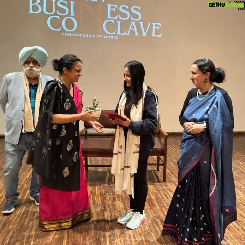 Lataa Saberwal Instagram - After a lot of flight delays I finally reached Khalsa College Delhi @comsoc_khalsa to SPEAK at the BUSINESS CONCLAVE. Did not get time even to change my outfit so I wore my CONFIDENCE, AUTHENTICITY & HONESTY ❤️ #gratitude #inspiration #khalsacollege #khalsacollegedelhi #lataasaberwal #authenticallylataa #instagram #motivation #motivation #inspirational #businessconclave #businessconclave2024 #business #lataasmotivation #lataasaberwalseth Khalsa College, Delhi University