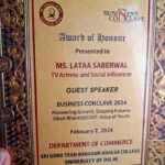 Lataa Saberwal Instagram - Thank you so much Khalsa College, University of Delhi for this "honour" 🙏🙏 #gratitude . Ye hi meri asli kamaai hai. @comsoc_khalsa #lataasaberwal #authenticallylataa #award #motivation #inspiration