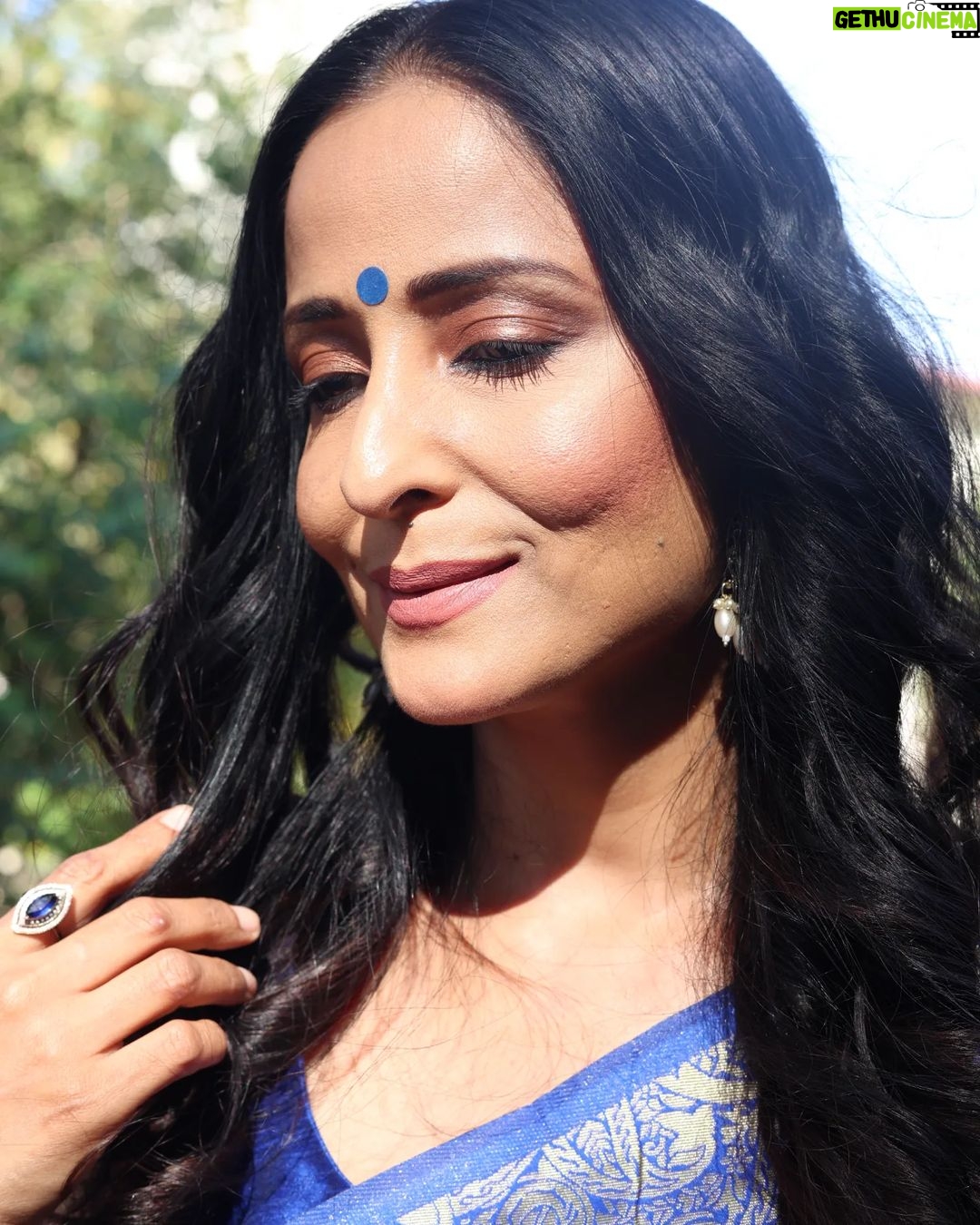Lataa Saberwal Instagram - 💙💙💙 Wear your Smile... WATER PROOF MAKEUP TUTORIAL soon on my YouTube channel. Link in bio. PICTURE COURTESY @shriharsh_photography