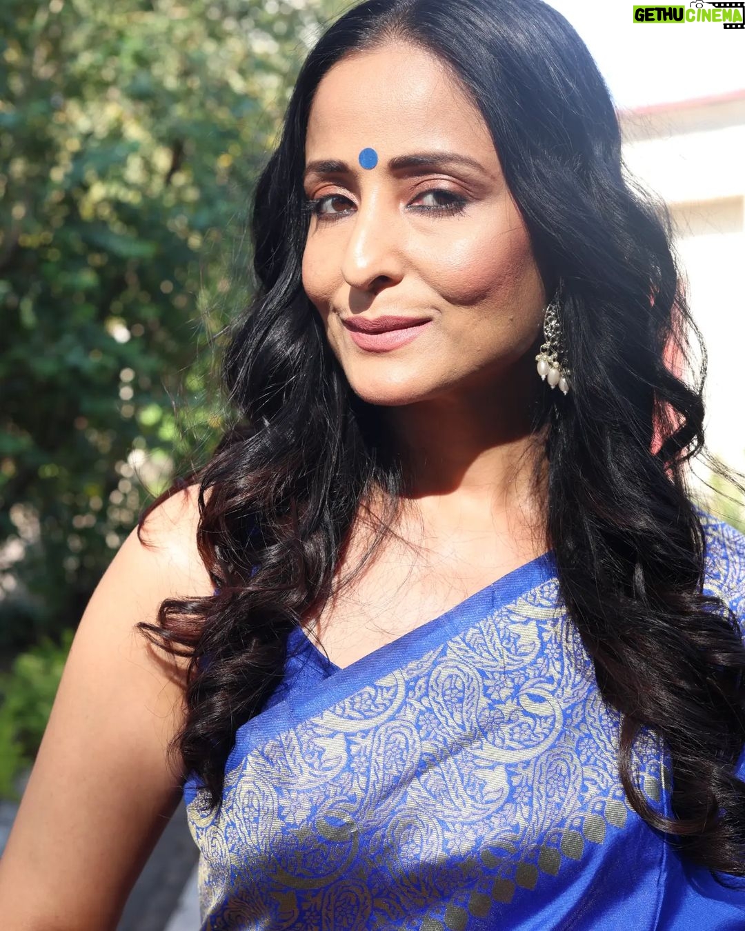 Lataa Saberwal Instagram - 💙💙💙 Wear your Smile... WATER PROOF MAKEUP TUTORIAL soon on my YouTube channel. Link in bio. PICTURE COURTESY @shriharsh_photography