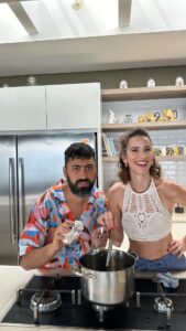 Laura Londoño Instagram - Pa que aprenda a respetar! @varielsanchez Con la participación especial de @juanfernandosanchezv @nico_capone.comedy