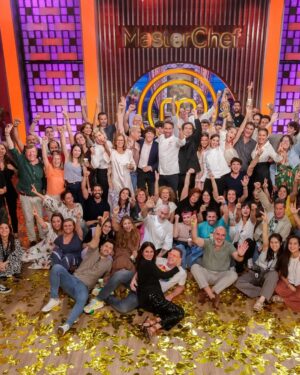 Laura Londoño Instagram - Lo logramooooos!!!!!

Y por fin ha llegado este día tan esperado 💗🏆🌟. La felicidad que tengo de haberme embarcado en este proyecto es inmensa!!! Estoy tan pero tan feliz de haber sido parte de esta edición de MásterChef Celebrity… Ha sido genial, he aprendido tanto, me he divertido y he sufrido también, pero es que así es un poco la vida no?
Han valido la pena todas las horas de trabajo y aprendizaje, comencé como una mujer actriz colombiana, y me voy como una chef de corazón y con un amor a la cocina que no sabía que tenía!
Quiero agradecer a todos mis compañeros, con los que hemos creado una gran familia, a los jurados de los cuales he aprendido tanto, que ni se imaginan; gracias por recibirme con los brazos abiertos a toda la producción, que han sido tan cálidos y amorosos conmigo. Y sobretodo gracias al público por haberme acompañado en este trayecto, nunca olvidaré este programa. Y lo más importante GRACIAS a mi familia por haberme soportado (en muchos sentidos) todo este tiempo 😂 
Por último felicitar a @alvaroescassioficial has sido un gran contrincante, demasiado desafiante!!
Espero hayan podido disfrutar un poco de mi país, y de mis costumbres que he trasmitido a lo largo del programa.
GRACIAS !!! 🎊🎈🎉
@masterchef_es 
@pepe_rodriguezrey @samyspain @jordicruzoficial
🇨🇴 🇪🇸