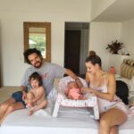 Laura Londoño Instagram - Benditos sean todos los hombres valientes que son capaces de pararse a tu lado mujer y permitirte brillar. Esos que no le temen a tu éxito y que en cambio se paran fuertes y firmes para ser tu trampolín porque saben que tú también los impulsas a ellos. Gracias Santiago porque esta aventura hasta la gran final de @masterchef_es sin tu apoyo no hubiera sido posible🖤 Gracias por encargarte en este tiempo de las niñas y de la casa. Si no es así, se me hubiera quemado la cebolla 😅 #setevaaquemarlacebolla jajaja @morabahamon