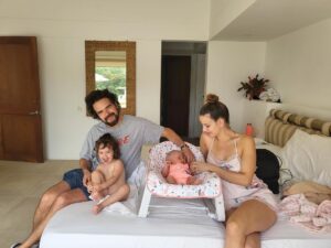 Laura Londoño Instagram - Benditos sean todos los hombres valientes que son capaces de pararse a tu lado mujer y permitirte brillar. Esos que no le temen a tu éxito  y que en cambio se paran fuertes y firmes para ser tu trampolín porque saben que tú también los impulsas a ellos. 
Gracias Santiago porque esta aventura hasta la gran final de @masterchef_es sin tu apoyo no hubiera sido posible🖤

Gracias por encargarte en este tiempo de las niñas y de la casa. Si no es así, se me hubiera quemado la cebolla 😅

#setevaaquemarlacebolla jajaja
@morabahamon