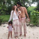 Laura Londoño Instagram - Benditos sean todos los hombres valientes que son capaces de pararse a tu lado mujer y permitirte brillar. Esos que no le temen a tu éxito y que en cambio se paran fuertes y firmes para ser tu trampolín porque saben que tú también los impulsas a ellos. Gracias Santiago porque esta aventura hasta la gran final de @masterchef_es sin tu apoyo no hubiera sido posible🖤 Gracias por encargarte en este tiempo de las niñas y de la casa. Si no es así, se me hubiera quemado la cebolla 😅 #setevaaquemarlacebolla jajaja @morabahamon