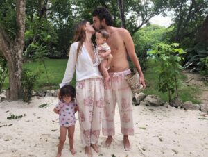 Laura Londoño Instagram - Benditos sean todos los hombres valientes que son capaces de pararse a tu lado mujer y permitirte brillar. Esos que no le temen a tu éxito  y que en cambio se paran fuertes y firmes para ser tu trampolín porque saben que tú también los impulsas a ellos. 
Gracias Santiago porque esta aventura hasta la gran final de @masterchef_es sin tu apoyo no hubiera sido posible🖤

Gracias por encargarte en este tiempo de las niñas y de la casa. Si no es así, se me hubiera quemado la cebolla 😅

#setevaaquemarlacebolla jajaja
@morabahamon