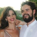 Laura Londoño Instagram - Benditos sean todos los hombres valientes que son capaces de pararse a tu lado mujer y permitirte brillar. Esos que no le temen a tu éxito y que en cambio se paran fuertes y firmes para ser tu trampolín porque saben que tú también los impulsas a ellos. Gracias Santiago porque esta aventura hasta la gran final de @masterchef_es sin tu apoyo no hubiera sido posible🖤 Gracias por encargarte en este tiempo de las niñas y de la casa. Si no es así, se me hubiera quemado la cebolla 😅 #setevaaquemarlacebolla jajaja @morabahamon