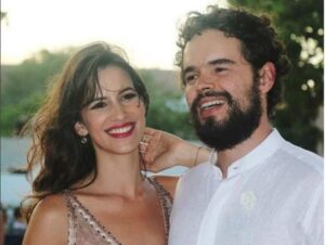 Laura Londoño Instagram - Benditos sean todos los hombres valientes que son capaces de pararse a tu lado mujer y permitirte brillar. Esos que no le temen a tu éxito  y que en cambio se paran fuertes y firmes para ser tu trampolín porque saben que tú también los impulsas a ellos. 
Gracias Santiago porque esta aventura hasta la gran final de @masterchef_es sin tu apoyo no hubiera sido posible🖤

Gracias por encargarte en este tiempo de las niñas y de la casa. Si no es así, se me hubiera quemado la cebolla 😅

#setevaaquemarlacebolla jajaja
@morabahamon
