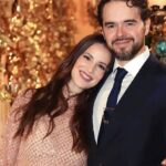 Laura Londoño Instagram - Benditos sean todos los hombres valientes que son capaces de pararse a tu lado mujer y permitirte brillar. Esos que no le temen a tu éxito y que en cambio se paran fuertes y firmes para ser tu trampolín porque saben que tú también los impulsas a ellos. Gracias Santiago porque esta aventura hasta la gran final de @masterchef_es sin tu apoyo no hubiera sido posible🖤 Gracias por encargarte en este tiempo de las niñas y de la casa. Si no es así, se me hubiera quemado la cebolla 😅 #setevaaquemarlacebolla jajaja @morabahamon