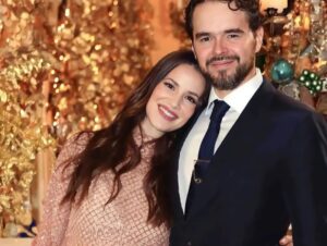 Laura Londoño Instagram - Benditos sean todos los hombres valientes que son capaces de pararse a tu lado mujer y permitirte brillar. Esos que no le temen a tu éxito  y que en cambio se paran fuertes y firmes para ser tu trampolín porque saben que tú también los impulsas a ellos. 
Gracias Santiago porque esta aventura hasta la gran final de @masterchef_es sin tu apoyo no hubiera sido posible🖤

Gracias por encargarte en este tiempo de las niñas y de la casa. Si no es así, se me hubiera quemado la cebolla 😅

#setevaaquemarlacebolla jajaja
@morabahamon