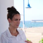 Laura Londoño Instagram - Ingredientes: -DETERMINACIÓN -CARÁCTER -HUMILDAD -VALENTÍA A veces subes la dosis de uno o de otro, dependiendo de la prueba, dependiendo del equipo, de tu capacidad, o incluso del día. Ayer pasaron muchas cosas y miles de ellas fueron maravillosas. Gracias a Los Rotarios Españoles, porque a través de ellos encontramos la manera de hacer llegar a Colombia otra vez esta donación para alimentar a MILES DE NIÑOS que lo necesitan, para ser exactos 55.000 al día!! Gracias en nombre de esas miles de familias. 🖤 🎵Se que te excita pensar hasta dónde llegaré es difícil de creer creo que nunca lo podré saber solo así te veré a través de mi persiana americana🎵 @masterchef_es @rtve 🖖🏻 🇨🇴 🇪🇸
