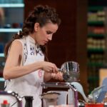Laura Londoño Instagram - Seguimos vivos para el capitulo 9!!! 🌟👩🏻‍🍳🌟 1 👌🏻 2 A veces se gana y a veces se aprende 3 Concentración total 4 Asesoría en robo 5 Hasta aquí llegamos, amigo! 6 A veces el merengue es más rico bailado que comido 7 Que es esto por Dios? @jesusjaneirobazan 8 Las risas y el despeluque son la felicidad ❤️❤️❤️ 9 Nuestro primer baile de mucho @migueldiosdado1 @masterchef_es @rtve Madrid, España