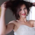 Laura Londoño Instagram - Atreverme es lo mío y aceptar los retos ♡ Amo este nuevo corte y haberle vuelto a dar color a mi pelo yo misma, como es mi segunda vez haciendolo sola, les dejo unos tips que espero los usen. Es mas fácil de lo que parece si tienes ayuda de la experta y si usas una marca como Palette que trae TODO lo que necesitas en el kit, cuida tu pelo muchisimo con sus post tratamientos y tiene estos colores chocolate hermosos. Cuentenme si se atreven y si les gustaron los tips. #cambios #tips #decolorvivo #palette #publicidad