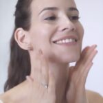 Laura Londoño Instagram - Estoy en momento de grandes cambios y movimientos y las rutinas de autocuidado son lo que me dan la base para mi bienestar. Les presento aquí una rutina sencilla pero muy completa de la @larocheposay con la que cuidaremos de nuestra piel cómo se lo merece. Paso 1) Serum. Pure Nacimide 10 (ayuda reducir las manchas) Paso 2) Crema hidratante. HYALU B5 AQUAGEL. Hidratación profunda. Paso 3) Protector solar 🧡🧡🧡 #larocheposayskincare Aunque haya 🌧️ 🌥️ hay ☀️ así que usa protector!