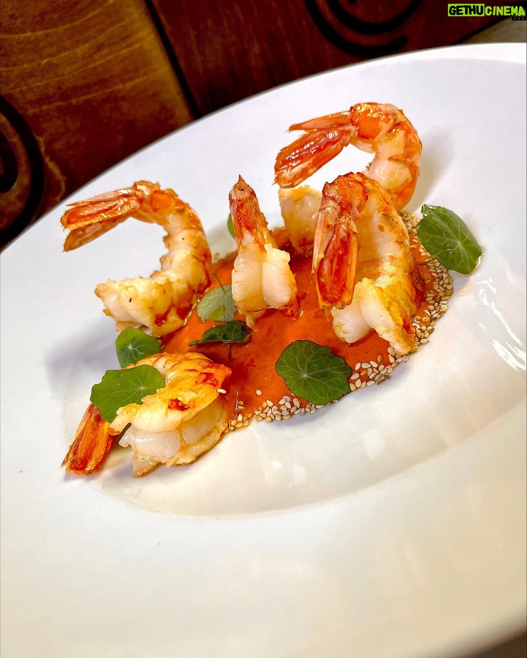 Laura Londoño Instagram - Pintón, ¿verdad? Durante toda esta semana el plato de Langostinos con curry y leche de coco con el que triunfó @londonotlaura en @masterchef_es estará en la carte del @restmasterchef de Madrid ¡la combinación de sabores perfecta! Ven y pruébalo: 📍C/Velázquez, 150 (Madrid) ☎️910 864 792 🌐http://restaurantemasterchef.com/reservas Restaurante MasterChef