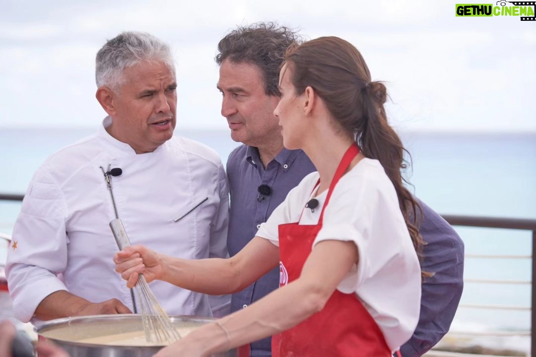 Laura Londoño Instagram - Pues arrancamos con una crema catalana en exteriores y una inglesa para helado de vainilla, abriendo un olla a presion sin volar por los cielos, unos mini Dim sum ergidos en "falso caldo" y un mini vestido 😅👌🏻 @masterchef_es #mccelebrity #masterchef @rtve Pueden revivir el capítulo y ver desde otros países por la app RTVE PLAY En España, todos los jueves a las 22:30 🌟