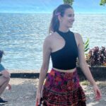 Laura Londoño Instagram - Suiza sin prisa 🏔️ 🚲 Un mes de viaje interior, con días soleados, nublados y lluviosos, al final dejaron el terreno fértil para seguir cosechando. Me vi obligada a soltar el teléfono, pues se dañó y no tenía dónde arreglarlo. Hoy después de 3 semanas que lo vuelvo a tener lo miro con recelo y gratitud pues me sirve mientras me encadena, sin horarios de trabajo, sin división entre mi mano y el aparato, con la hora al frente pero sin tiempo para leer, para pensar y contemplar, para mi, siempre teniendo algo que hacer en él. Y las redes? Bueno, esa ya es otra historia. Las redes… Ufff Todos vámonos de vacaciones de las redes. Montreux, Switzerland