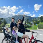 Laura Londoño Instagram - No podría imaginarme un mejor plan para recargar mis baterías. Es solo estar con ellos y la vida anda sobre ruedas! 🚲 Gracias a la vida y a tantas personas que nos quieren y nos cuidan. Estar aquí entre estas montañas es muy muy especial, (aunque yo tenga cara de que no pasa nada, que es normal y cotidiano 😅) Por cierto, en qué momento se nos ocurrió que la mejor manera de vivir era en ciudades?????? 🏔️ 🌳🌱🍁🪨 Gstaad - come up, slow down.