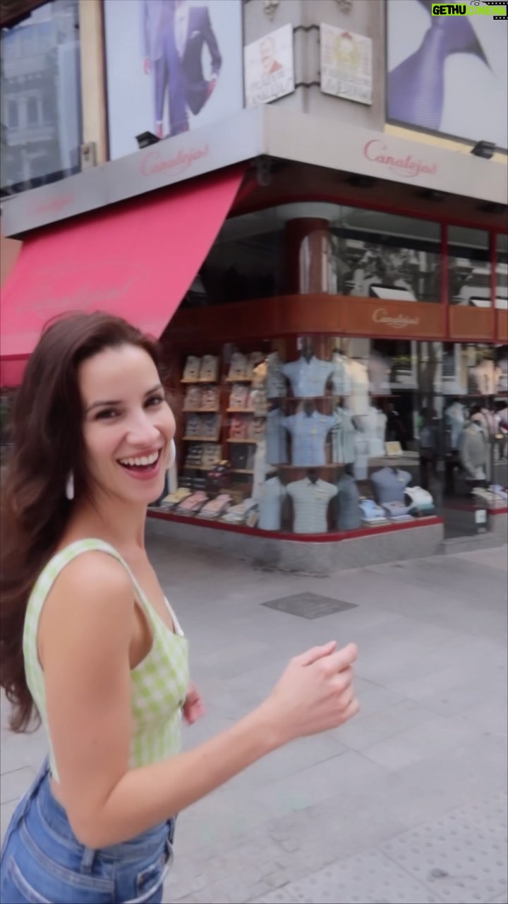 Laura Londoño Instagram - ¡Nunca me imaginé que pudiera tener una cuenta en dólares o euros desde una app en Colombia, y poder gastarlos por el mundo! Increíble vivir esta experiencia con una aplicación que se ha convertido en una de mis 5 favoritas y de verdad AMO ♥️ @littio.co fue mi turno de probarlos en España y wow 🤩🤩🤩 funcionó perfecto. Tener todo lo que necesito para ahorrar, comprar, pagar y ahorrar en monedas fuertes y en 1 sola aplicación, sin tener que hacer filas, sin ir a casas de cambio, y sin pagar por cada transacción te cambia la vida y te quita cualquier preocupación. Y la Littio Card me salvó el viaje, literalmente♥️ Gracias @littio.co , por hacerme sentir segura y tranquila, y por revolucionar las finanzas de nosotros los colombianos de forma fácil, segura y rápida. ¡Descarguen la app y empiecen recargando, si quieren desde $1 USDC! Me lo van a agradecer