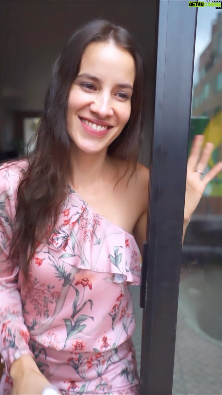 Laura Londoño Instagram - Tip de vida! USA PROTECTOR SOLAR Ellos a veces creen que soy muy intensa, pero algún día me lo agradecerán. Así mismo todos algún día le agradeceremos al protector solar lo que hace por nuestra a piel. ☀️ @larocheposay #larocheposaycol #skinismorethanskin #patrocinio