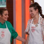 Laura Londoño Instagram - Vaya programononón el 5to capítulo de MasterChef Celebrity. Pongo esta canción para bailarlo de arriba a abajo y celebrarlo toda la semana! 1)Baile candela con @alvaroescassioficial para calentar motores. 2) Batalla de mejillones y vencer para obtener un pin dorado y €4.000 que cedo a mi compañera @tmoreno73 para donar a una fundación preciosa, @suenodevicky 3) Capitanía victoriosa que nos otorga delantales blancos y aún así ser retada por mi villano favorito @jesusjaneirobazan para cocinar o ceder mi valioso y por todos deseado pin dorado… 4) Qué creen que hice? Ja! @masterchef_es @rtve 5) Capi, I’m gonna miss you but I have you now and for ever @taniallasera Con los logros conseguidos hasta ahora me siento honrada, pero aquí seguimos, así que VAMOS POR MÁS! Madrid, España