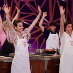 Laura Londoño Instagram - Vaya programononón el 5to capítulo de MasterChef Celebrity. Pongo esta canción para bailarlo de arriba a abajo y celebrarlo toda la semana! 1)Baile candela con @alvaroescassioficial para calentar motores. 2) Batalla de mejillones y vencer para obtener un pin dorado y €4.000 que cedo a mi compañera @tmoreno73 para donar a una fundación preciosa, @suenodevicky 3) Capitanía victoriosa que nos otorga delantales blancos y aún así ser retada por mi villano favorito @jesusjaneirobazan para cocinar o ceder mi valioso y por todos deseado pin dorado… 4) Qué creen que hice? Ja! @masterchef_es @rtve 5) Capi, I’m gonna miss you but I have you now and for ever @taniallasera Con los logros conseguidos hasta ahora me siento honrada, pero aquí seguimos, así que VAMOS POR MÁS! Madrid, España