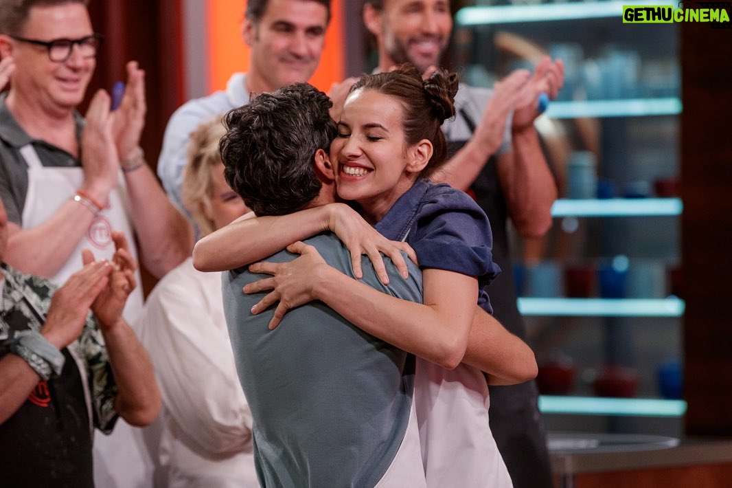 Laura Londoño Instagram - El pico de la felicidad anoche con una pizza que logró alimentar a muchos niños en Colombia. Se lo perdieron? Pueden verlo por la app RTVE PLAY y por el link que les dejo en bio. @masterchef_es @rtve PNBS Programa nutricional basado en soya. Contribuye con la reducción de la desnutrición y la mejora de la salud alimentaria en Colombia. Está dirigido a las comunidades más necesitadas, que tengan un mínimo de 300 o más niños, adulto mayor, personas en condición de discapacidad y familias con problemas de desnutrición y hambre. Qué dicen, compartimos la pizza?