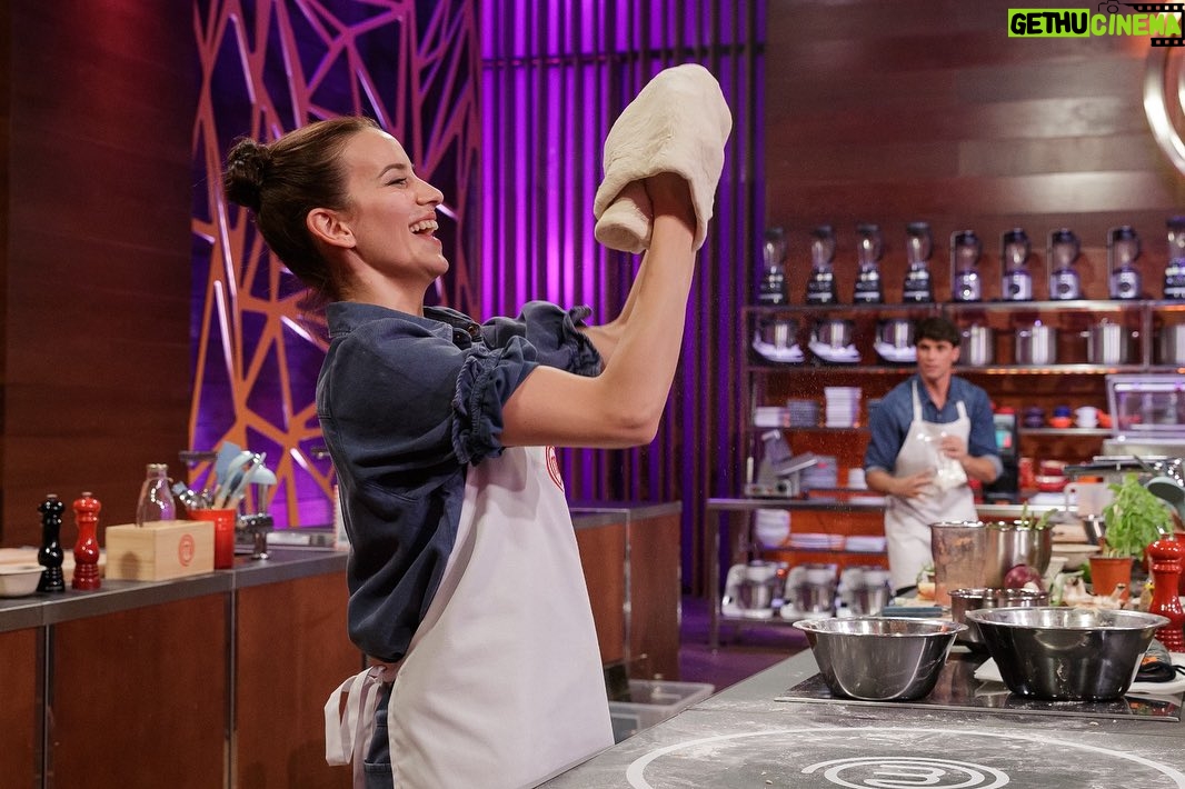 Laura Londoño Instagram - El pico de la felicidad anoche con una pizza que logró alimentar a muchos niños en Colombia. Se lo perdieron? Pueden verlo por la app RTVE PLAY y por el link que les dejo en bio. @masterchef_es @rtve PNBS Programa nutricional basado en soya. Contribuye con la reducción de la desnutrición y la mejora de la salud alimentaria en Colombia. Está dirigido a las comunidades más necesitadas, que tengan un mínimo de 300 o más niños, adulto mayor, personas en condición de discapacidad y familias con problemas de desnutrición y hambre. Qué dicen, compartimos la pizza?