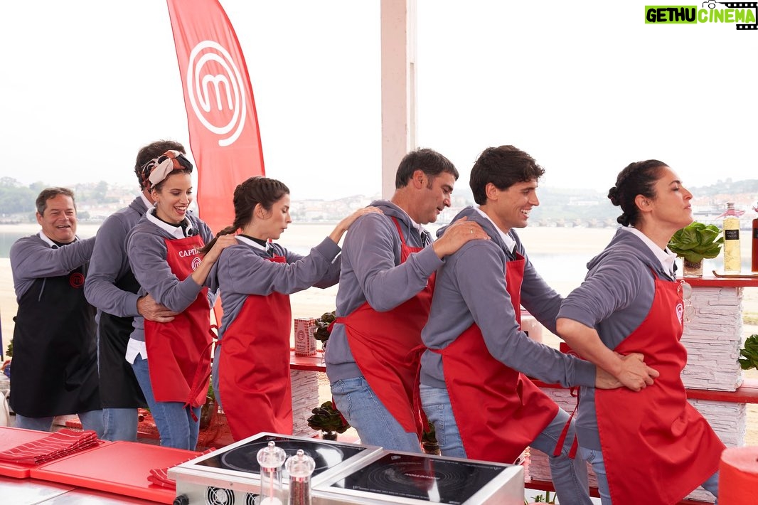 Laura Londoño Instagram - El pico de la felicidad anoche con una pizza que logró alimentar a muchos niños en Colombia. Se lo perdieron? Pueden verlo por la app RTVE PLAY y por el link que les dejo en bio. @masterchef_es @rtve PNBS Programa nutricional basado en soya. Contribuye con la reducción de la desnutrición y la mejora de la salud alimentaria en Colombia. Está dirigido a las comunidades más necesitadas, que tengan un mínimo de 300 o más niños, adulto mayor, personas en condición de discapacidad y familias con problemas de desnutrición y hambre. Qué dicen, compartimos la pizza?