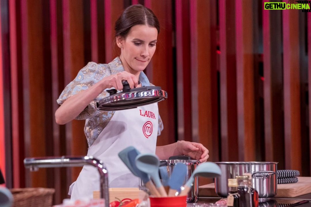Laura Londoño Instagram - Pues arrancamos con una crema catalana en exteriores y una inglesa para helado de vainilla, abriendo un olla a presion sin volar por los cielos, unos mini Dim sum ergidos en "falso caldo" y un mini vestido 😅👌🏻 @masterchef_es #mccelebrity #masterchef @rtve Pueden revivir el capítulo y ver desde otros países por la app RTVE PLAY En España, todos los jueves a las 22:30 🌟