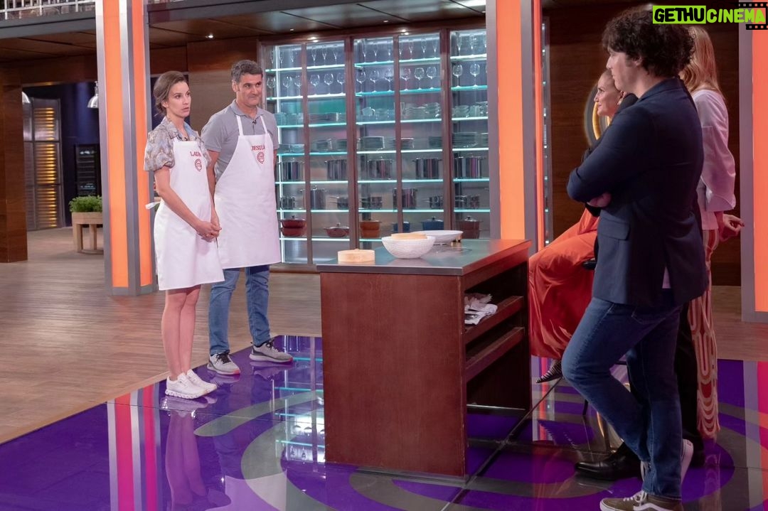 Laura Londoño Instagram - Pues arrancamos con una crema catalana en exteriores y una inglesa para helado de vainilla, abriendo un olla a presion sin volar por los cielos, unos mini Dim sum ergidos en "falso caldo" y un mini vestido 😅👌🏻 @masterchef_es #mccelebrity #masterchef @rtve Pueden revivir el capítulo y ver desde otros países por la app RTVE PLAY En España, todos los jueves a las 22:30 🌟