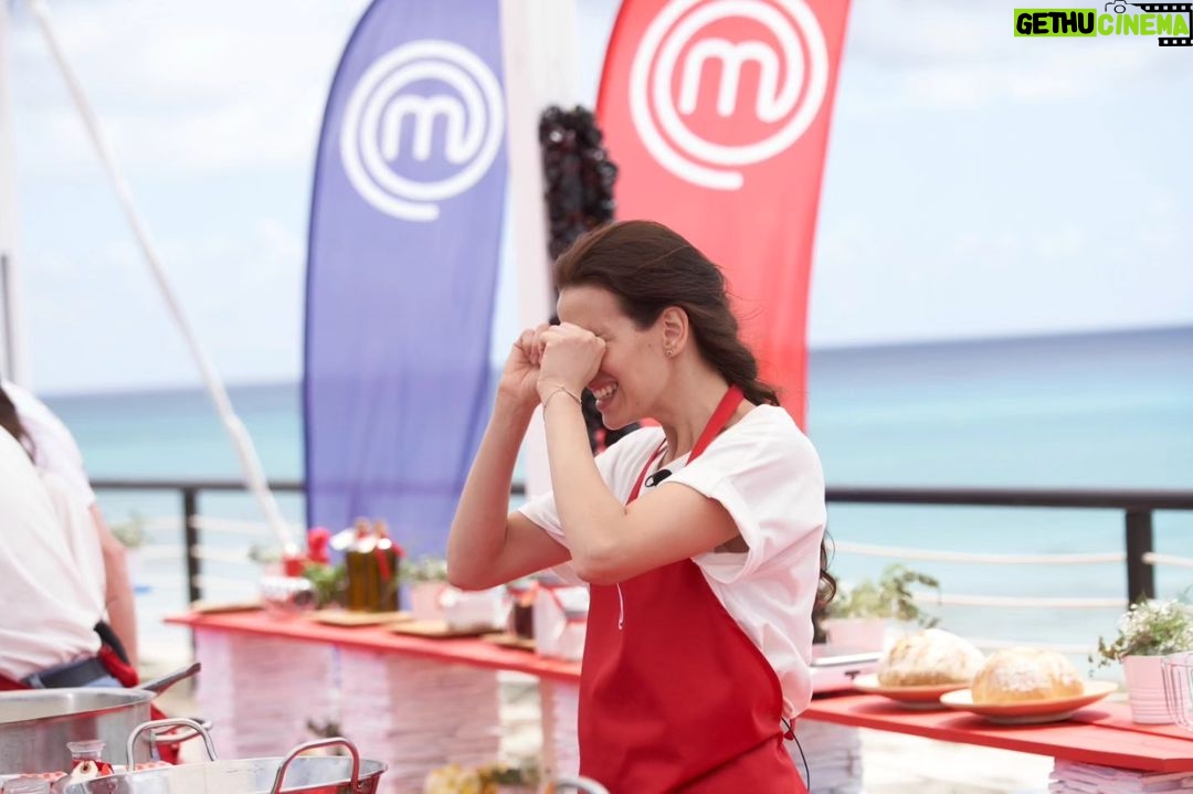 Laura Londoño Instagram - Pues arrancamos con una crema catalana en exteriores y una inglesa para helado de vainilla, abriendo un olla a presion sin volar por los cielos, unos mini Dim sum ergidos en "falso caldo" y un mini vestido 😅👌🏻 @masterchef_es #mccelebrity #masterchef @rtve Pueden revivir el capítulo y ver desde otros países por la app RTVE PLAY En España, todos los jueves a las 22:30 🌟