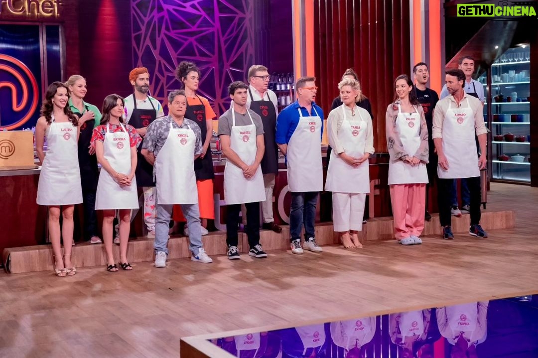 Laura Londoño Instagram - Pues arrancamos con una crema catalana en exteriores y una inglesa para helado de vainilla, abriendo un olla a presion sin volar por los cielos, unos mini Dim sum ergidos en "falso caldo" y un mini vestido 😅👌🏻 @masterchef_es #mccelebrity #masterchef @rtve Pueden revivir el capítulo y ver desde otros países por la app RTVE PLAY En España, todos los jueves a las 22:30 🌟