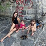 Laura Londoño Instagram - Suiza sin prisa 🏔️ 🚲 Un mes de viaje interior, con días soleados, nublados y lluviosos, al final dejaron el terreno fértil para seguir cosechando. Me vi obligada a soltar el teléfono, pues se dañó y no tenía dónde arreglarlo. Hoy después de 3 semanas que lo vuelvo a tener lo miro con recelo y gratitud pues me sirve mientras me encadena, sin horarios de trabajo, sin división entre mi mano y el aparato, con la hora al frente pero sin tiempo para leer, para pensar y contemplar, para mi, siempre teniendo algo que hacer en él. Y las redes? Bueno, esa ya es otra historia. Las redes… Ufff Todos vámonos de vacaciones de las redes. Montreux, Switzerland
