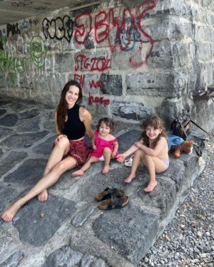 Laura Londoño Instagram - Suiza sin prisa
🏔️ 🚲 
Un mes de viaje interior, con días soleados, nublados y lluviosos, al final dejaron el terreno fértil para seguir cosechando. 
Me vi obligada a soltar el teléfono, pues se dañó y no tenía dónde arreglarlo. Hoy después de 3 semanas que lo vuelvo a tener lo miro con recelo y gratitud pues me sirve mientras me encadena, sin horarios de trabajo, sin división entre mi mano y el aparato, con la hora al frente pero sin tiempo para leer, para pensar y contemplar, para mi, siempre teniendo algo que hacer en él. 
Y las redes? Bueno, esa ya es otra historia.
Las redes… 
Ufff 
Todos vámonos de vacaciones de las redes.