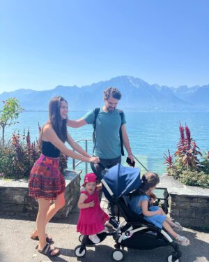 Laura Londoño Instagram - Suiza sin prisa
🏔️ 🚲 
Un mes de viaje interior, con días soleados, nublados y lluviosos, al final dejaron el terreno fértil para seguir cosechando. 
Me vi obligada a soltar el teléfono, pues se dañó y no tenía dónde arreglarlo. Hoy después de 3 semanas que lo vuelvo a tener lo miro con recelo y gratitud pues me sirve mientras me encadena, sin horarios de trabajo, sin división entre mi mano y el aparato, con la hora al frente pero sin tiempo para leer, para pensar y contemplar, para mi, siempre teniendo algo que hacer en él. 
Y las redes? Bueno, esa ya es otra historia.
Las redes… 
Ufff 
Todos vámonos de vacaciones de las redes.