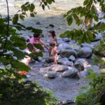 Laura Londoño Instagram - Suiza sin prisa 🏔️ 🚲 Un mes de viaje interior, con días soleados, nublados y lluviosos, al final dejaron el terreno fértil para seguir cosechando. Me vi obligada a soltar el teléfono, pues se dañó y no tenía dónde arreglarlo. Hoy después de 3 semanas que lo vuelvo a tener lo miro con recelo y gratitud pues me sirve mientras me encadena, sin horarios de trabajo, sin división entre mi mano y el aparato, con la hora al frente pero sin tiempo para leer, para pensar y contemplar, para mi, siempre teniendo algo que hacer en él. Y las redes? Bueno, esa ya es otra historia. Las redes… Ufff Todos vámonos de vacaciones de las redes. Montreux, Switzerland