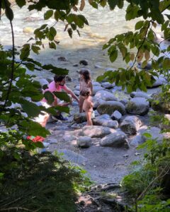 Laura Londoño Instagram - Suiza sin prisa 🏔️ 🚲 Un mes de viaje interior, con días soleados, nublados y lluviosos, al final dejaron el terreno fértil para seguir cosechando. Me vi obligada a soltar el teléfono, pues se dañó y no tenía dónde arreglarlo. Hoy después de 3 semanas que lo vuelvo a tener lo miro con recelo y gratitud pues me sirve mientras me encadena, sin horarios de trabajo, sin división entre mi mano y el aparato, con la hora al frente pero sin tiempo para leer, para pensar y contemplar, para mi, siempre teniendo algo que hacer en él. Y las redes? Bueno, esa ya es otra historia. Las redes… Ufff Todos vámonos de vacaciones de las redes. Montreux, Switzerland