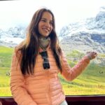 Laura Londoño Instagram - Un verano cualquiera 🇨🇭 en un lugar especial No venía preparada para tanto tiempo, con solo 1 maleta de ropa, no venía preparada para tanto frío en verano, pero siempre flexible a lo que vaya sucediendo, y siempre tranquila de salir en todas las fotos con el mismo pantalón, si la vida es solo 1, el pantalón también 😅 Prefiero acumular experiencias que ropa Jungfraujoch - Top of Europe