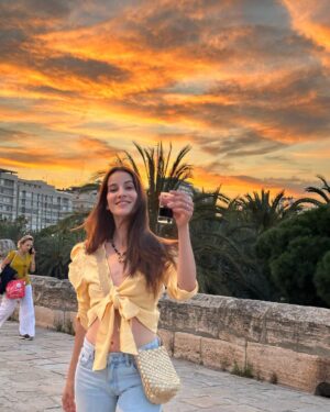 Laura Londoño Instagram - Aquí se come con buen aceite  y se brinda con buen vino. 
Que fantasía España.
Yo me enamoro fácil pero este país enamora a cualquiera.