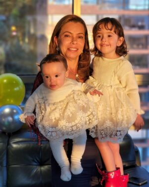 Laura Londoño Instagram - Cargarlas a las 2 y sonreír al mismo tiempo es un súper poder, pero ese poder lo tenemos. Nos lo han transmitido nuestras madres y abuelas… a todas ellas, FEROZ DÍA DE LA MADRE. 

Jajaja el autocorrector me cambió Feliz por feroz y lo iba a corregir, pero pensé que esa es la mejor definición de una madre. Así que Feroz día de las madres en donde ya pasó, en donde está pasando y en donde nunca ha sido
