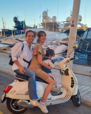 Laura Londoño Instagram - Cargarlas a las 2 y sonreír al mismo tiempo es un súper poder, pero ese poder lo tenemos. Nos lo han transmitido nuestras madres y abuelas… a todas ellas, FEROZ DÍA DE LA MADRE. 

Jajaja el autocorrector me cambió Feliz por feroz y lo iba a corregir, pero pensé que esa es la mejor definición de una madre. Así que Feroz día de las madres en donde ya pasó, en donde está pasando y en donde nunca ha sido