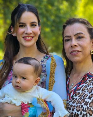Laura Londoño Instagram - Cargarlas a las 2 y sonreír al mismo tiempo es un súper poder, pero ese poder lo tenemos. Nos lo han transmitido nuestras madres y abuelas… a todas ellas, FEROZ DÍA DE LA MADRE. 

Jajaja el autocorrector me cambió Feliz por feroz y lo iba a corregir, pero pensé que esa es la mejor definición de una madre. Así que Feroz día de las madres en donde ya pasó, en donde está pasando y en donde nunca ha sido