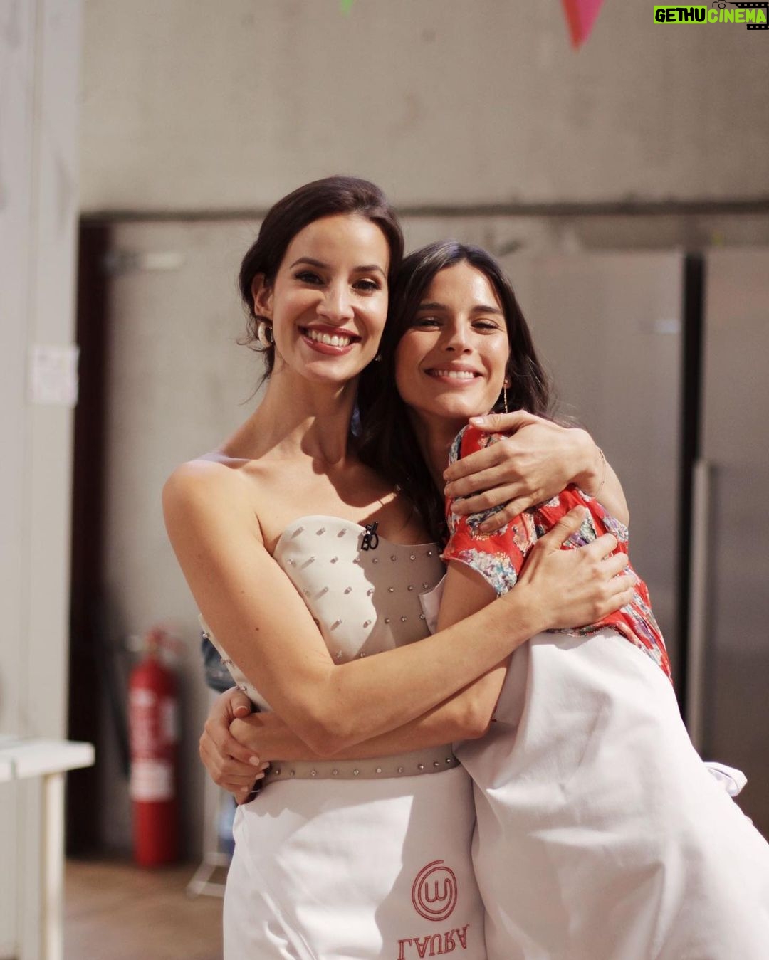 Laura Londoño Instagram - Que afortunados de toparnos en este juego @masterchef_es Los quieroooooo infinito🤍 Gracias por hacerme vivir de risa! @palitodominguin eres la mejor compañera de postre y fotógrafa Y mi @sandragago_ toda una princesa con sable 🤺 Ya las verán 👩🏻🍳😍🙌🏻🤍
