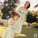 Laura Londoño Instagram - Mucho amor y mucho estilo en estas fotos! 💜 Conozcan esta colección tan espectacular para mamá e hija 🥰 Se van a enamorar. @leonisa @negocioleonisa Gracias por capturar estos momentos #madreehija #allegrateamoconlocura A quién más le gusta vestirse igual con la hija??? Colombia