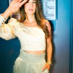 Laura Londoño Instagram - Ya saben, con una maquillada RÁPIDA Y FEROZ, y el outfit siempre listo, quedamos preparadas para todo, desde presentar un evento, hasta alzar a tu bebesota Maquillaje @feroz_es @feroz__co De arriba a abajo @arial.12
